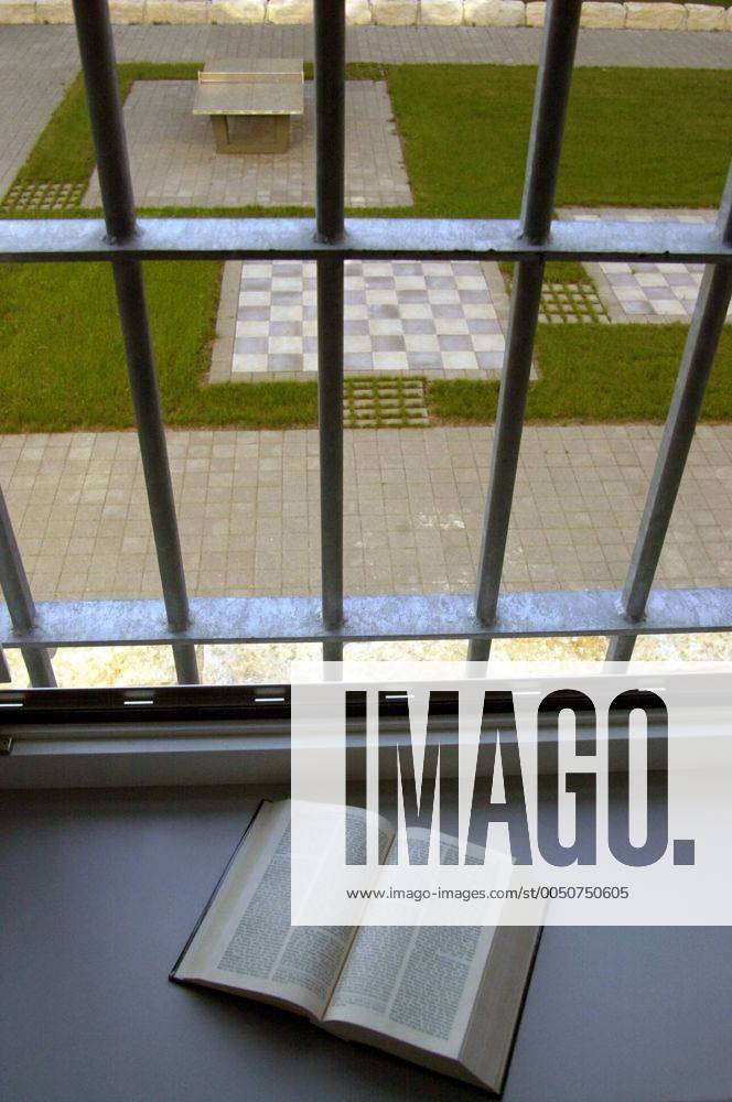 Aufgeschlagenes Buch vor Fenstergittern der Justizvollzugsanstalt Kempten