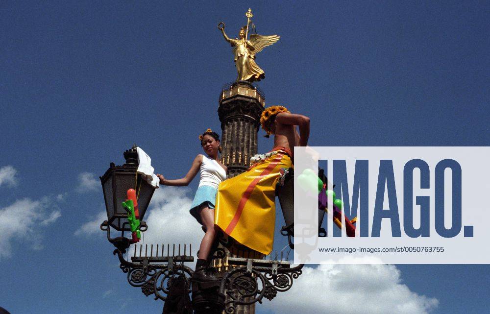 Raverpärchen auf einer Laterne vor der Siegessäule - LOVEPARADE 1997 auf der Straße des 17. Juni in Berlin