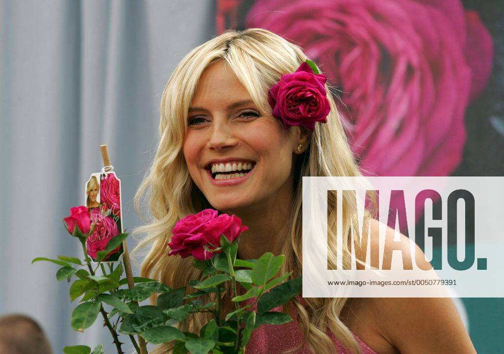 Model Heidi Klum (GER) anlässlich einer Werbekampagne bei der eine Rosensorte auf den Namen -Heidi Klum Rose- in Dingers Gartencenter in Köln getauft wird