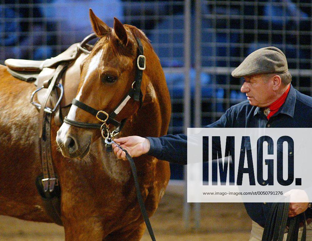 Pferdeflüsterer Monty Roberts (USA) während einer Vorführung
