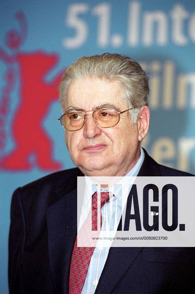 Festivalleiter Moritz de Hadeln (GER) anlässlich einer Pressekonferenz zur 51. Berlinale