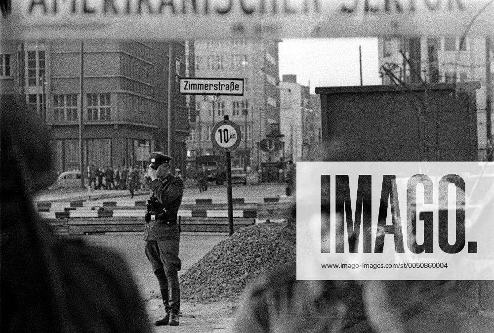 Grenzposten am Checkpoint Charlie in Berlin