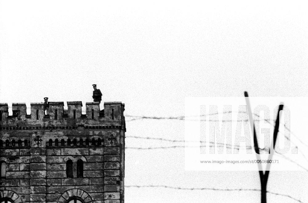 Wachposten auf einem Gebäude neben der Berliner Mauer am Schiffbauerdamm