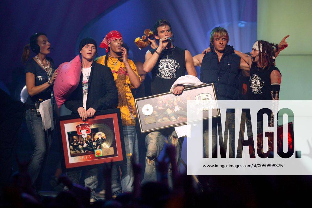 GECASTETE BOYBAND KANN NUN JUBELN! US 5 (USA) - V.l.n.r.: Sänger Richie Stringini, Michael Johnson (GER), Jay Khan, Chris Watrin (GER) und Izzy Gallegos bedanken sich bei ihren Fans für Platin in Amerika und Gold in Deutschland für die Debütsingle MARIA während der Musikshow THE DOME in Erfurt - Deutschland