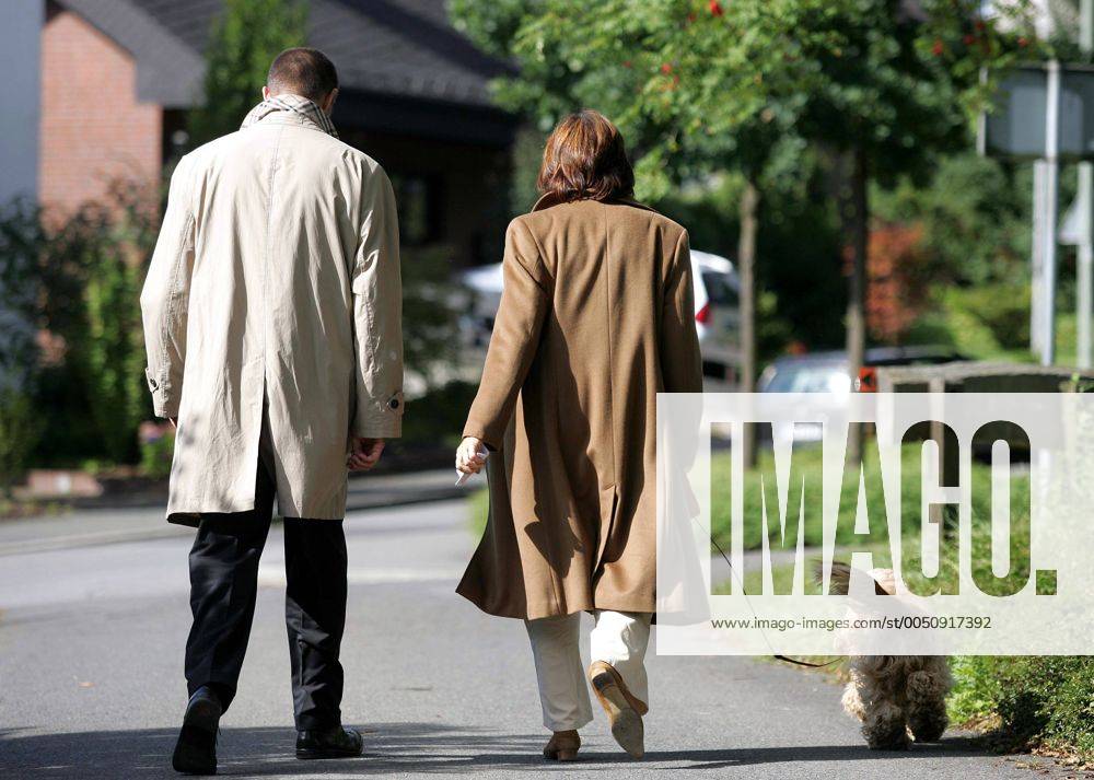 Friedrich Merz (GER CDU) mit Ehefrau Charlotte und Hund nach dem Wahlgang im heimatlichen Niedereimer bei Arnsberg