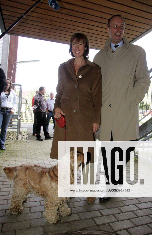 Friedrich Merz (GER CDU) mit Ehefrau Charlotte und Hund gut gelaunt vor dem Wahlgang im heimatlichen Niedereimer bei Arnsberg