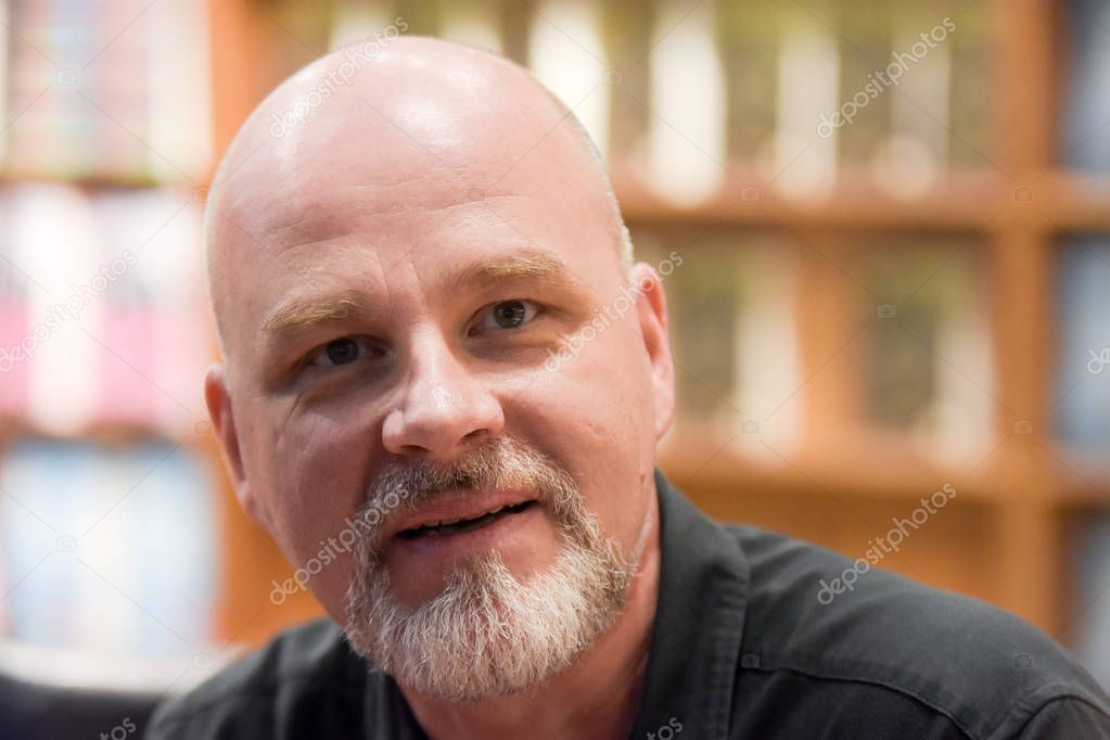 Frankfurt, Germany. 15th Oct, 2017. Kai Meyer (* 1969), german fantasy author, signing books at Frankfurt Bookfair / Buchmesse Frankfurt 2017