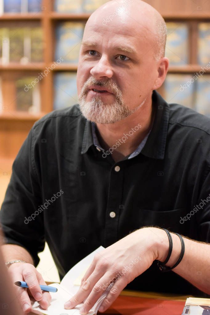 Frankfurt, Germany. 15th Oct, 2017. Kai Meyer (* 1969), german fantasy author, signing books at Frankfurt Bookfair / Buchmesse Frankfurt 2017