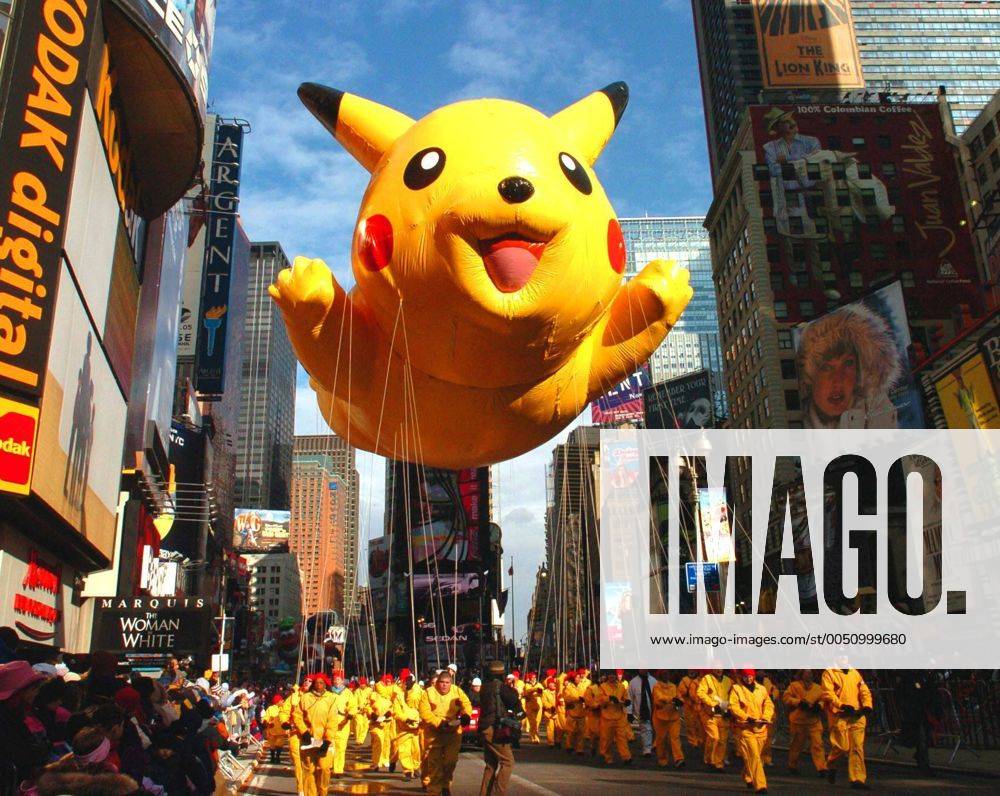 Farbenfrohe Thanksgiving-Parade mit Cartoonfigur von Pokemon (Pikachu) - am Times Square von New York -