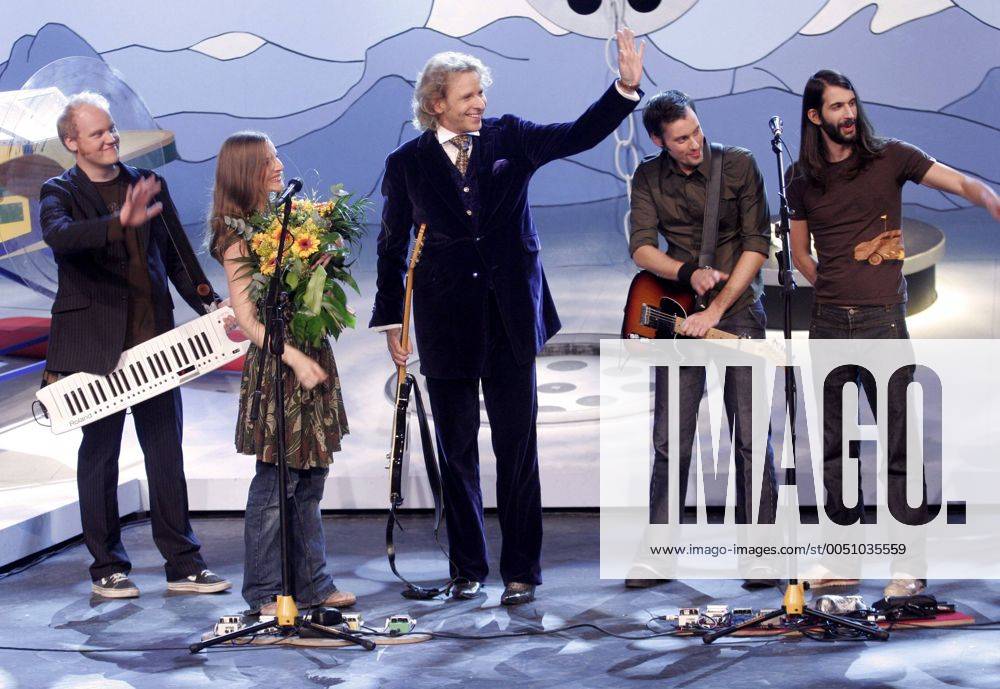 Fernsehmoderator Thomas Gottschalk in der Mitte von Wir sind Helden - v.l.n.r.: Keyboarder Jean Michel Tourette, Sängerin Judith Holofernes, Bassist Mark Tavassol und Schlagzeuger Pola Roy (alle GER) anlässlich der ZDF-Sendung WETTEN, DASS...? in Düsseldorf