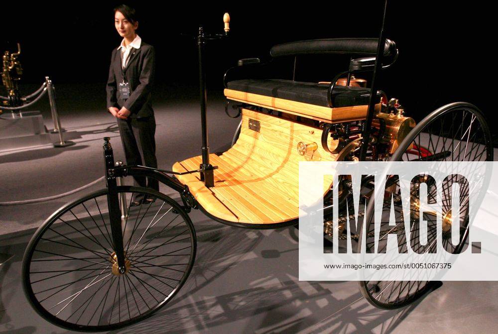 Nachbau des ersten Autos von Karl Benz (Baujahr 1886) mit der Wanderausstellung NEVER FADING LEGEND zu Gast in Peking -