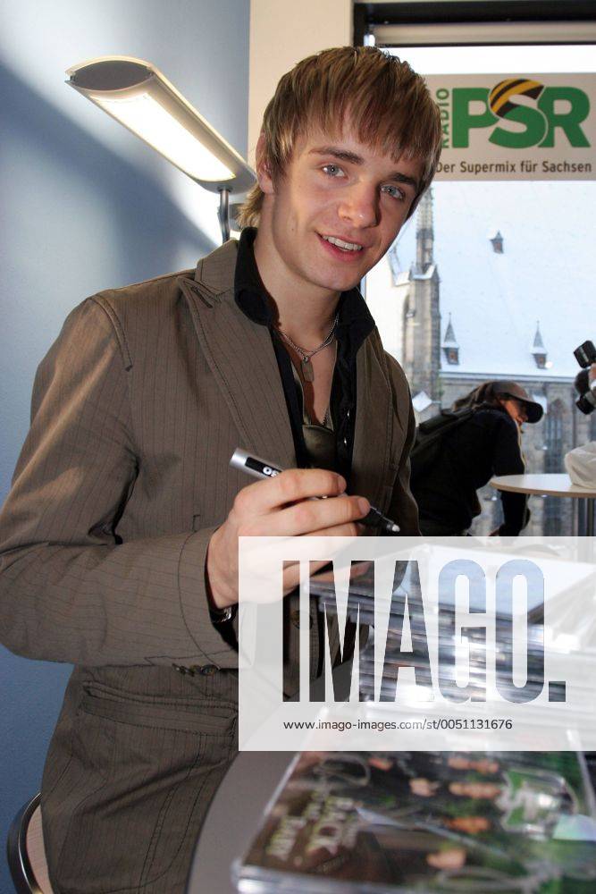 Sänger Chris Watrin (GER US5) unterschreibt auf CDs während eines Promotiontermins bei Radio PSR in Leipzig