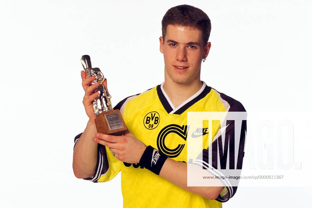 Lars Ricken (BVB) präsentiert den Silbernen Otto 1995 Fußball 1. BL Herren Saison 1995 1996, Borussia Dortmund, Shooting, Fotoshooting, Fototermin, Vdia Einzelbild Dortmund