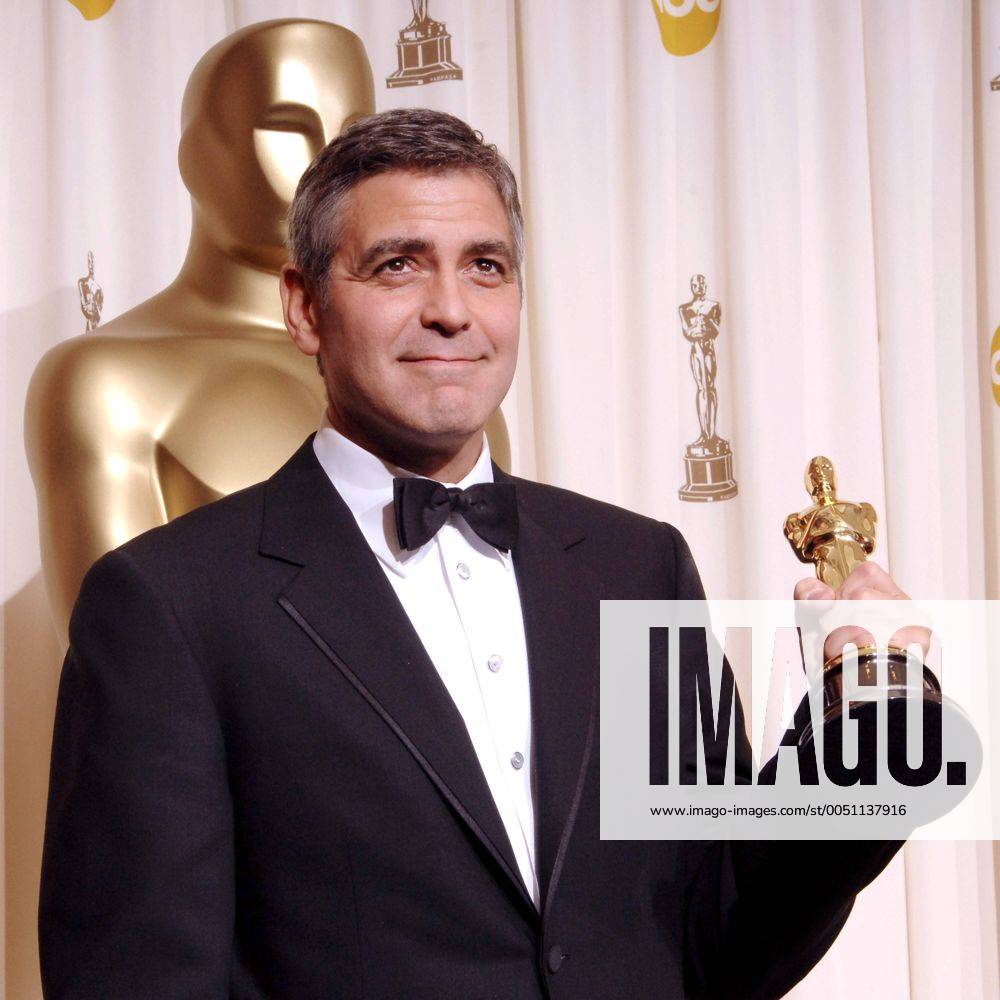 OSCARS. Bester Nebendarsteller. Preisträger 2001-2010 Glücklicher Oscar-Preisträger George Clooney (USA Schauspieler) präsentiert stolz seine Trophäe nach der Verleihung der 78. Annual Academy Awards 2006 in der Kategorie Bester Nebendarsteller für - Syriana - in Hollywood - USA - (lap20060305840)