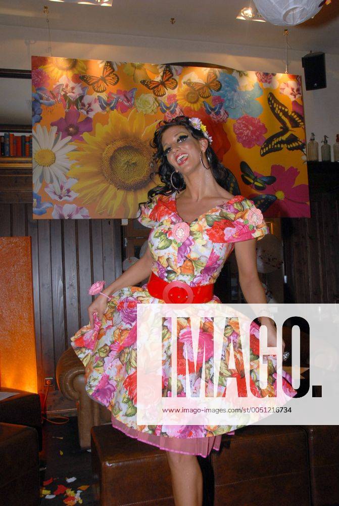 Aline Lettow (GER Lebensgefährtin von Wirt Hugo Bachmaier Restaurant Bachmaier Hofbräu München) im Blumenkleid zum 1. Jahrestag des Restaurant Bachmaier Hofbräu in München