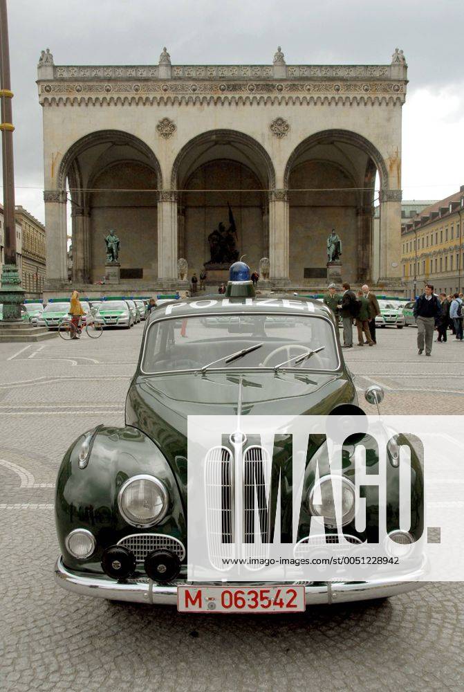 Alter Polizeieinsatzwagen BMW 501 3 der Funkstreife ISAR 12 vor der Feldherrnhalle am Odeonsplatz in München