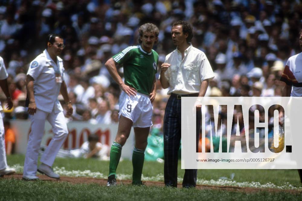 Teamchef Franz Beckenbauer (re.) und Rudi Völler (beide BR Deutschland) Fußball WM Herren WM Finale 1986, Länderspiel, Nationalteam, Nationaltrikot, BRD Gruppe Mexiko City