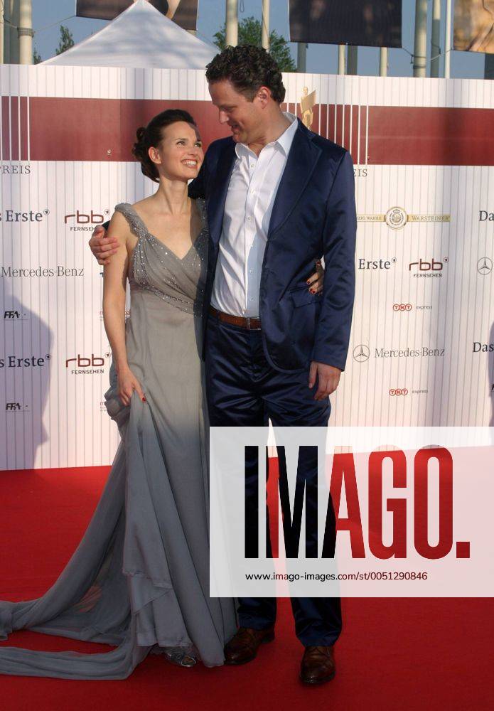 Preisträger Florian Henckel von Donnersmarck (GER Regisseur) -Beste Regie- mit seiner Ehefrau Christiane anlässlich der Verleihung des Deutschen Filmpreises 2006 in Berlin