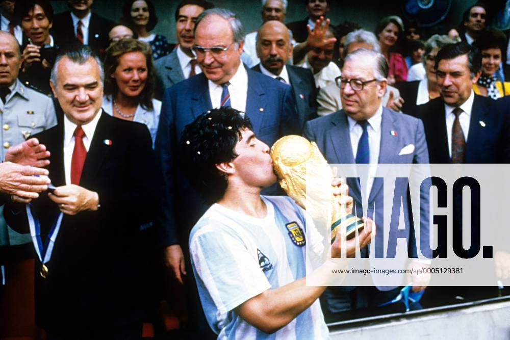 Diego Armando Maradona (Argentinien) küsst den Pokal, Argentinien ist Weltmeister 1986, dahinter Staatspräsident Miguel de La Madrid Hurtado (Mexiko, li.) und Bundeskanzler Dr. Helmut Kohl (BR Deutschland, Mitte) Fußball WM Herren WM Finale 1986, Länderspiel, Nationalteam, Nationaltrikot Gruppe Mexiko City Freude, Begeisterung,