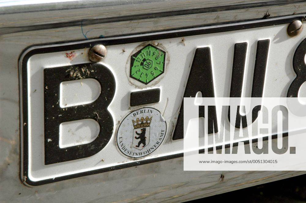 Berliner Nummernschild mit dem Kennzeichen BAU