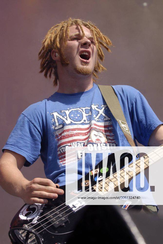 Bassist Schlagi (GER Killerpilze) während eines Konzertes anlässlich des Young and Free Festivals in München
