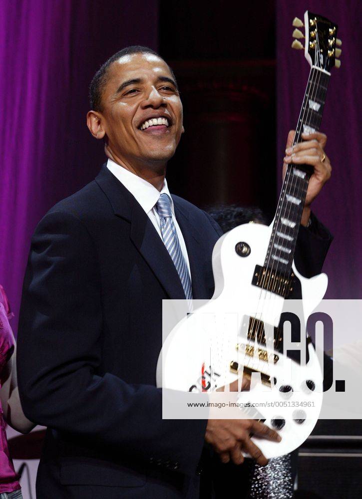 Senator Barack Obama (USA Illinois) mit einer Gitarre anlässlich der - Rock the Vote Awards - in Washington - (wapg2005060812)