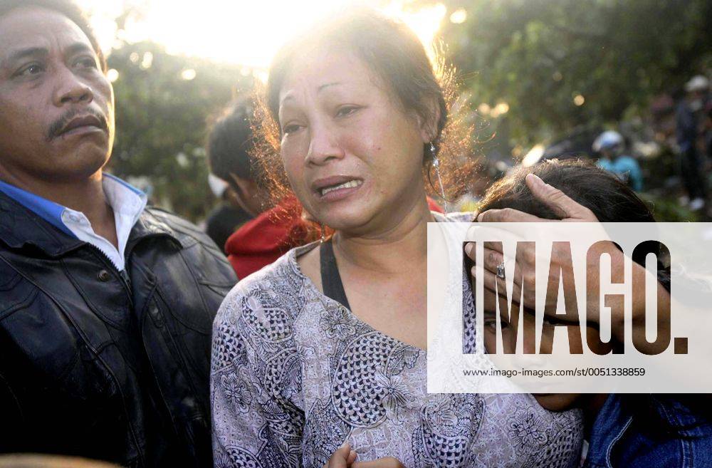 Angehörige trauern um die Opfer des Tsunami in der Region Pangandaran auf Java -