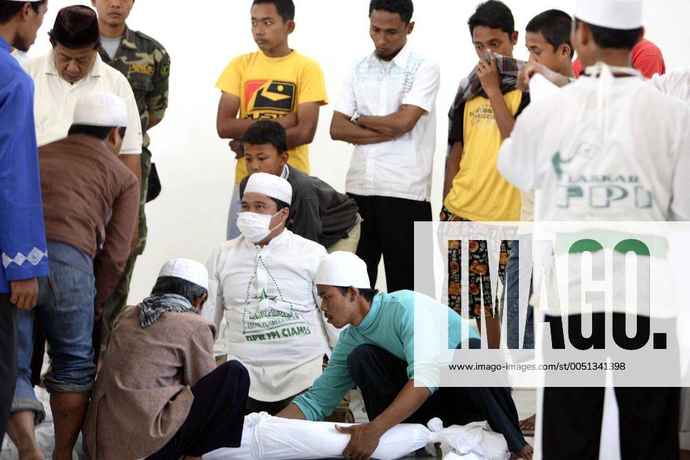 Rettungskräfte bereiten anonyme Todesopfer des Tsunami in Pangandaran auf Java für die Beerdigung vor - Indonesien
