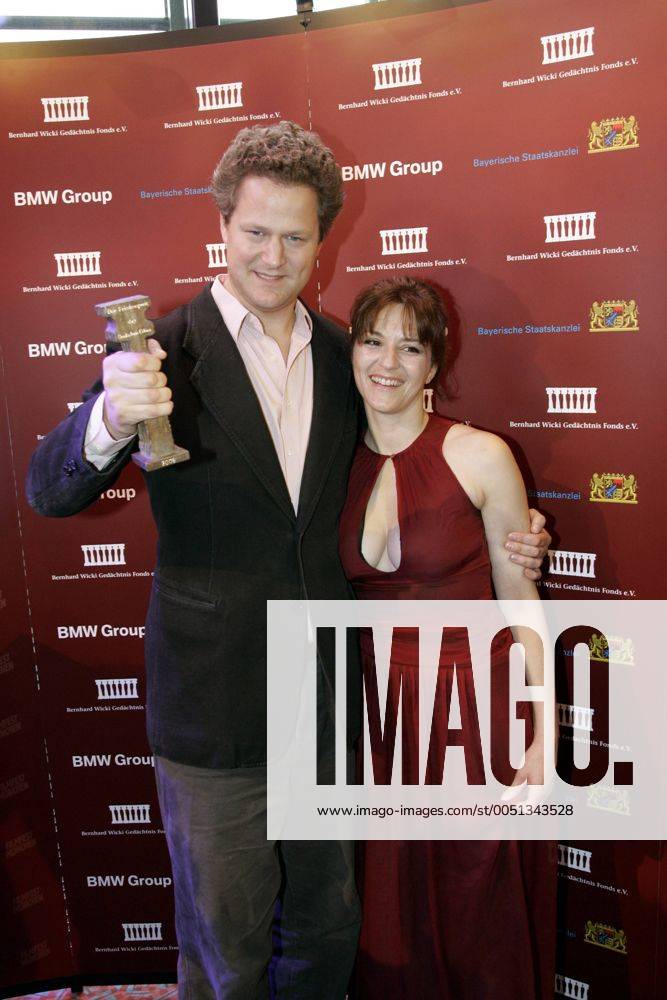 Preisträger Florian Henckel von Donnersmarck (GER Regisseur) und Schauspielerin Martina Gedeck (GER) anlässlich der Verleihung des Bernhard-Wicki-Preises 2006 - Die Brücke - im Rahmen des Filmfestes in München