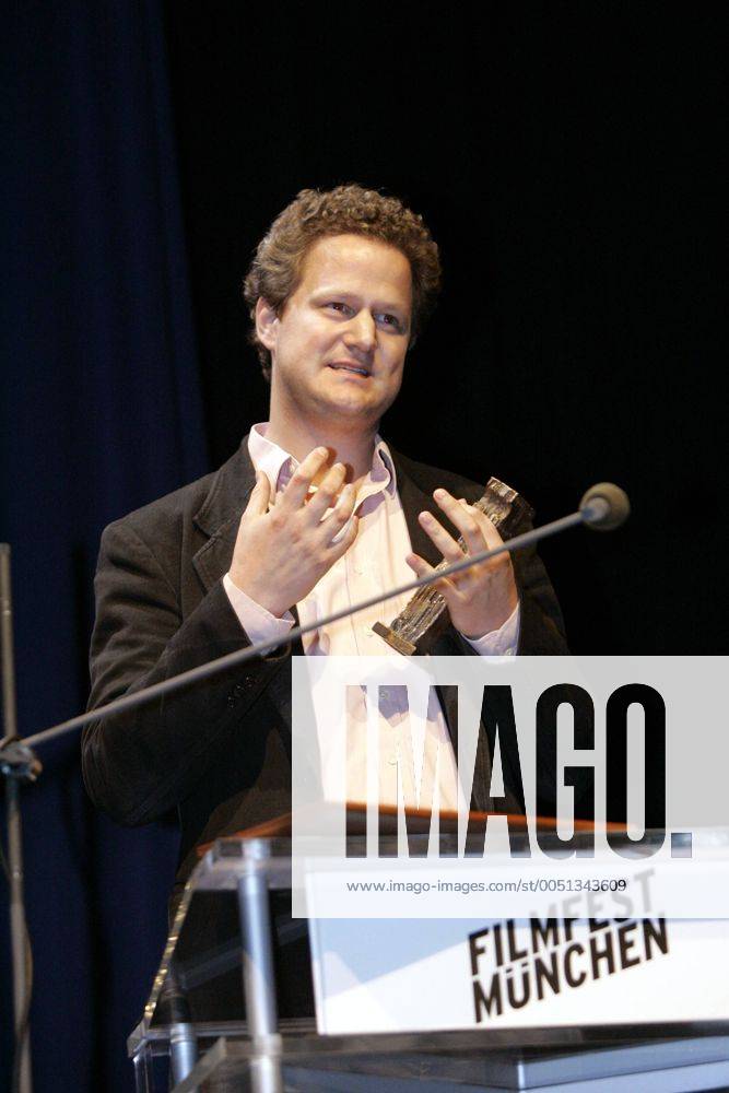 Preisträger Florian Henckel von Donnersmarck (GER) hält seine Dankesrede anlässlich der Verleihung des Bernhard-Wicki-Preises 2006 - Die Brücke - im Rahmen des Filmfestes in München