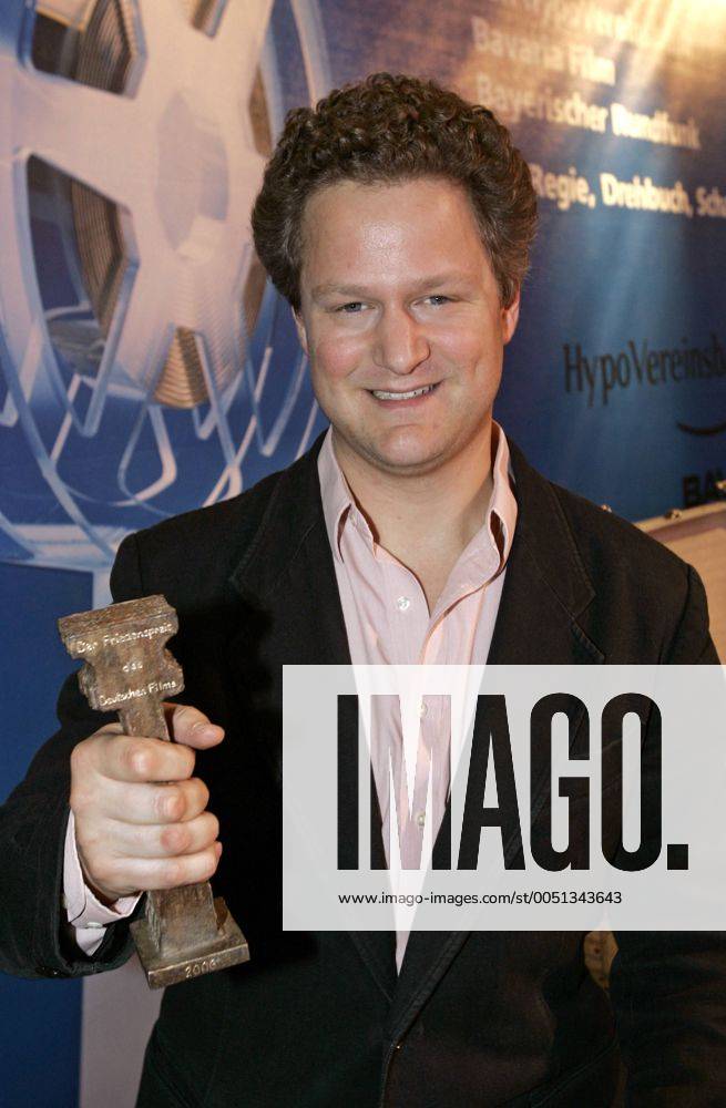 Preisträger Florian Henckel von Donnersmarck (GER Filmregisseur) präsentiert stolz seine Trophäe anlässlich der Verleihung des Bernhard-Wicki-Preises 2006 - Die Brücke - im Rahmen des Filmfestes in München