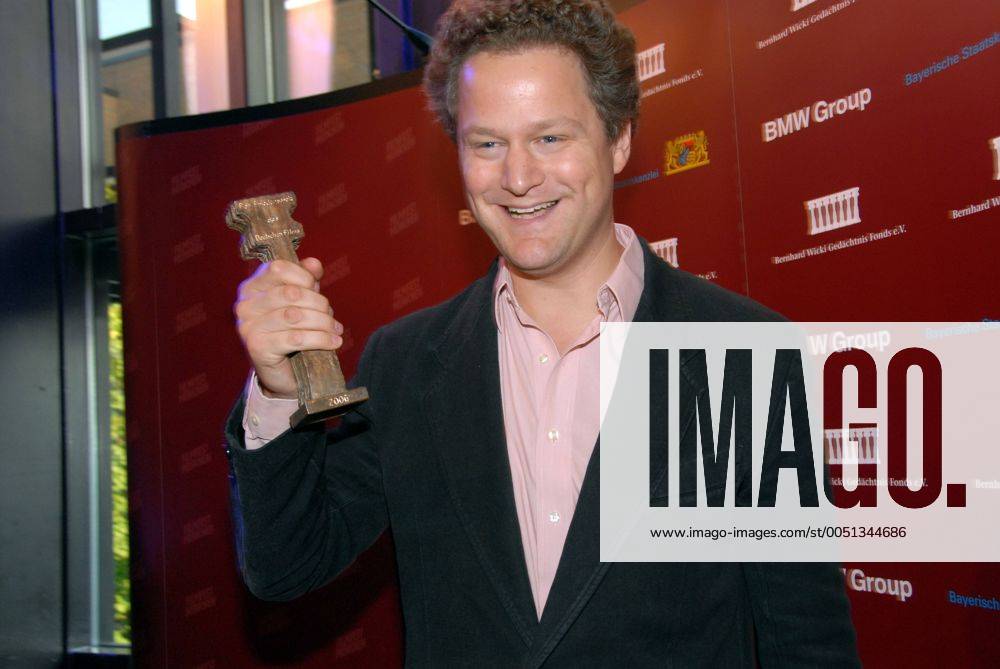 Preisträger Florian Henckel von Donnersmarck (Mitte, GER Regisseur) mit seiner Trophäe anlässlich der Verleihung des Bernhard-Wicki-Preises 2006 - Die Brücke - im Rahmen des Filmfestes in München