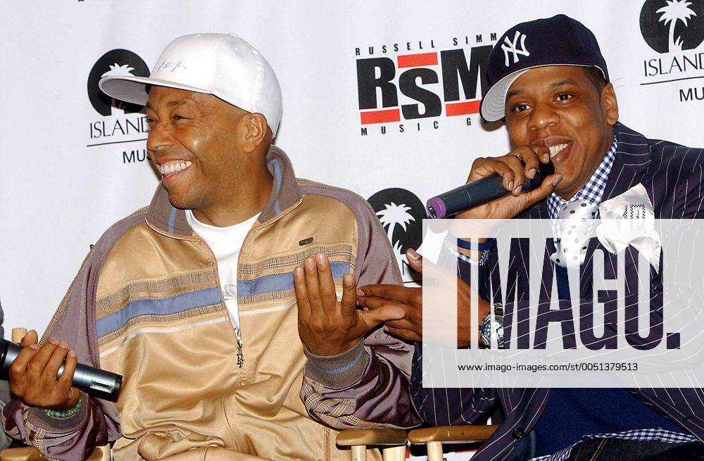 Unternehmer Russell Simmons (li., RSMG) und Rapper Jay-Z (beide USA) kündigen auf einer Pressekonferenz ein Joint Venture der Russel Simmons Music Group mit der Island Def Jam Music Group an - (nyp2005041309)