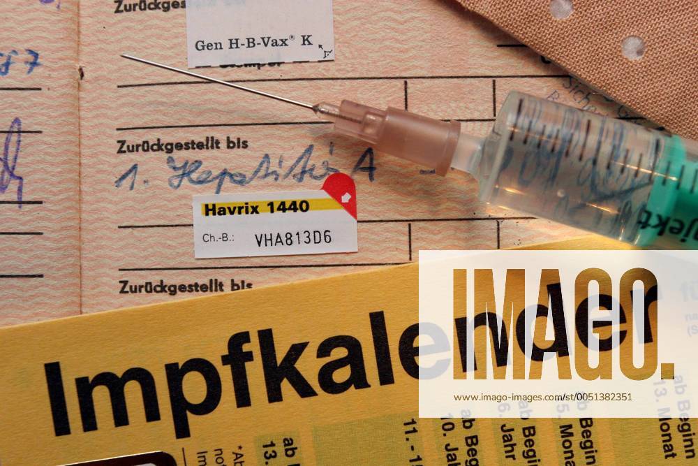 Welt-Hepatitis-Tag am 28. Juli Spritze liegt auf einem Impfbuch
