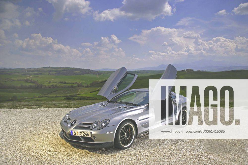 Mercedes-Benz SLR McLaren 722 Edition mit geöffneten Flügeltüren in Woking