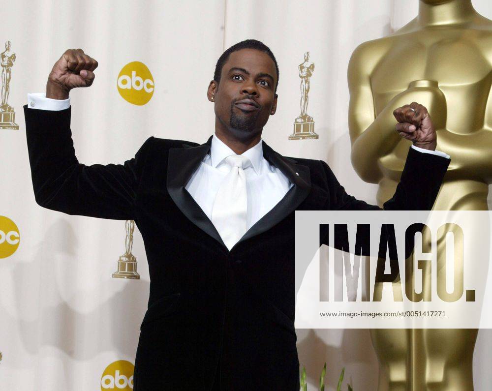 Schauspieler Chris Rock (USA) lässt seine Muskeln spielen anlässlich der 77. Academy Awards in Los Angeles - (lap20050227226)