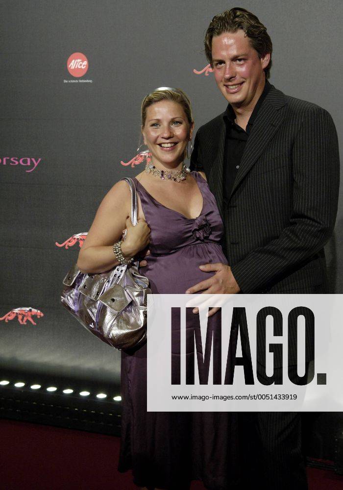 Fernsehmoderatorin Aleksandra Bechtel (li., GER) und Freund Alexander Lassen anlässlich des New Faces Award in Düsseldorf