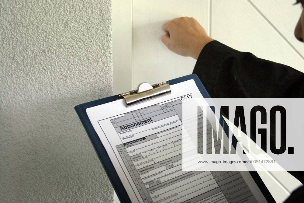 Vertreter klopft mit einem Abonnement-Vertrag auf dem Klemmbrett an eine Wohnungstür