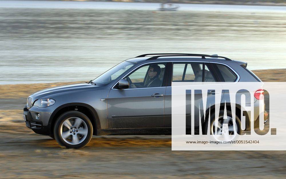 Neuer Geländewagen - BMW X5 - während der Fahrt