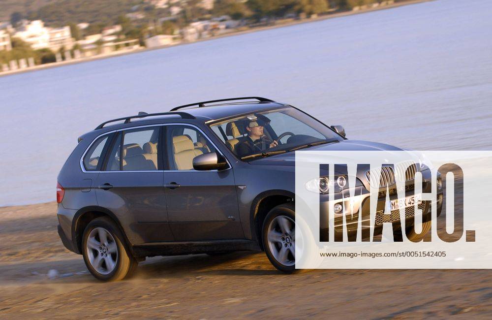 Neuer Geländewagen - BMW X5 - während der Fahrt