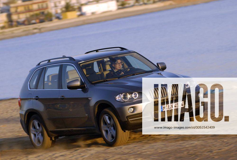 Neuer Geländewagen - BMW X5 - während der Fahrt