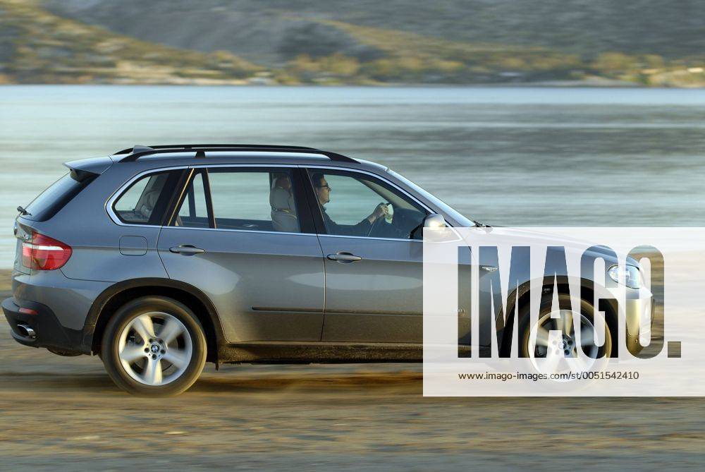 Neuer Geländewagen - BMW X5 - während der Fahrt