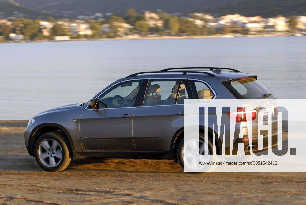 Neuer Geländewagen - BMW X5 - während der Fahrt