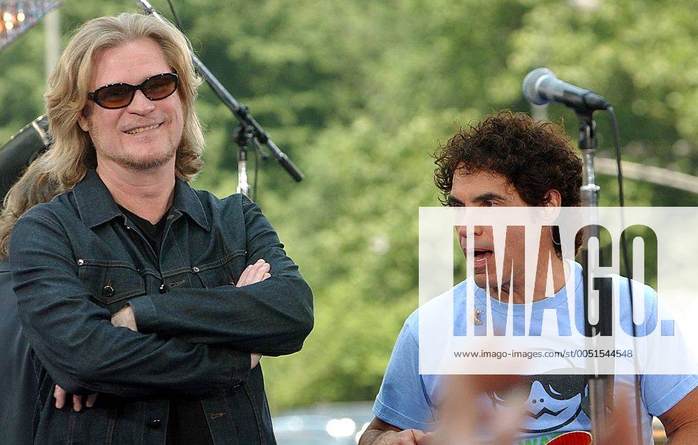 Sänger Daryl Hall (li., USA) und Gitarrist John Oates (USA beide Hall & Oates) anlässlich eines Konzertes in New York NYP2003062416