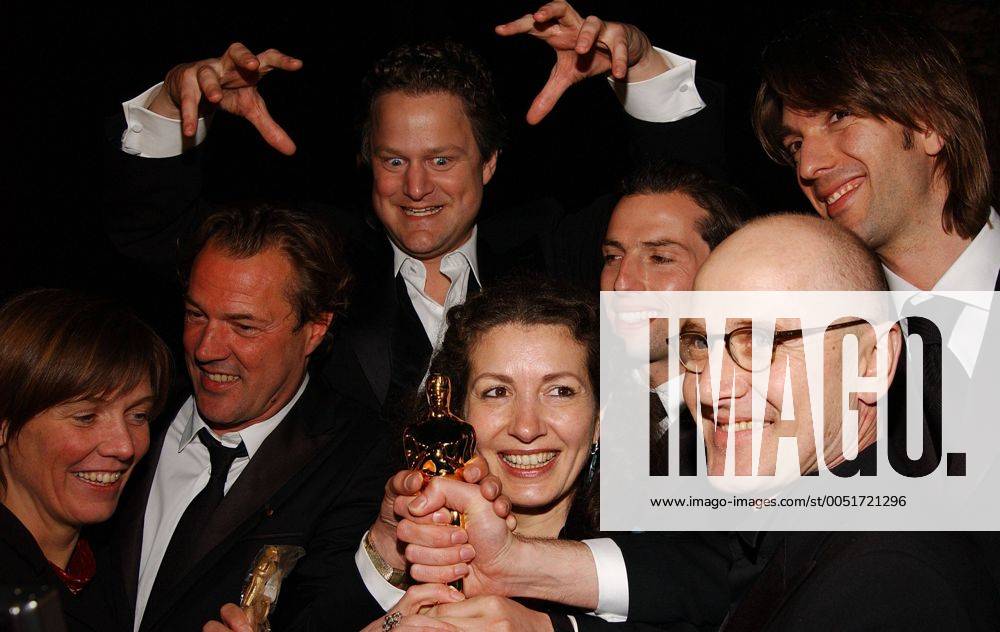 V.l.n.r.: Schauspieler Sebastian Koch (2.v.l.), Preisträger Florian Henckel von Donnersmarck (daneben) und Schauspieler Ulrich Mühe (2.v.r.,alle GER) anlässlich der 79. Annual Academy Awards in Hollywood