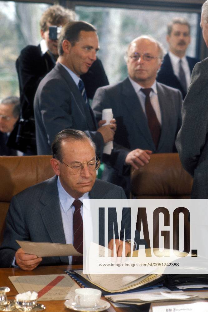 Bundesinnenminister Friedrich Zimmermann (vorn, GER CSU), Wolfgang Schäuble (GER CDU Bundesminister für besondere Aufgaben) und Norbert Blüm (re., GER CDU Bundesarbeitsminister) anlässlich einer Sitzung in Bonn