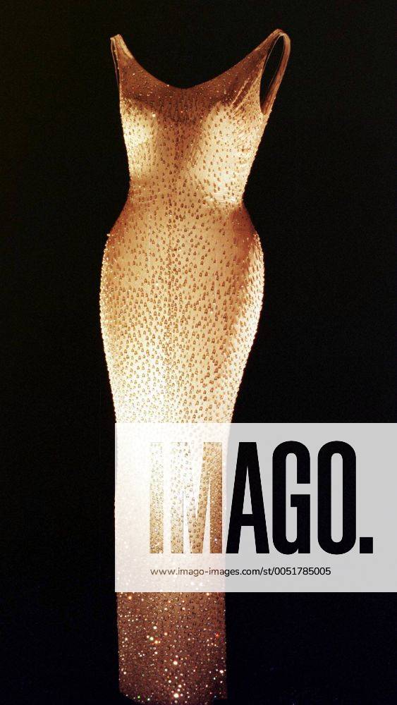 Abendkleid von Schauspielerin Marilyn Monroe designt von Jean Louis ausgestellt im Auktionshaus Christies in New York City - (nyp99072791)
