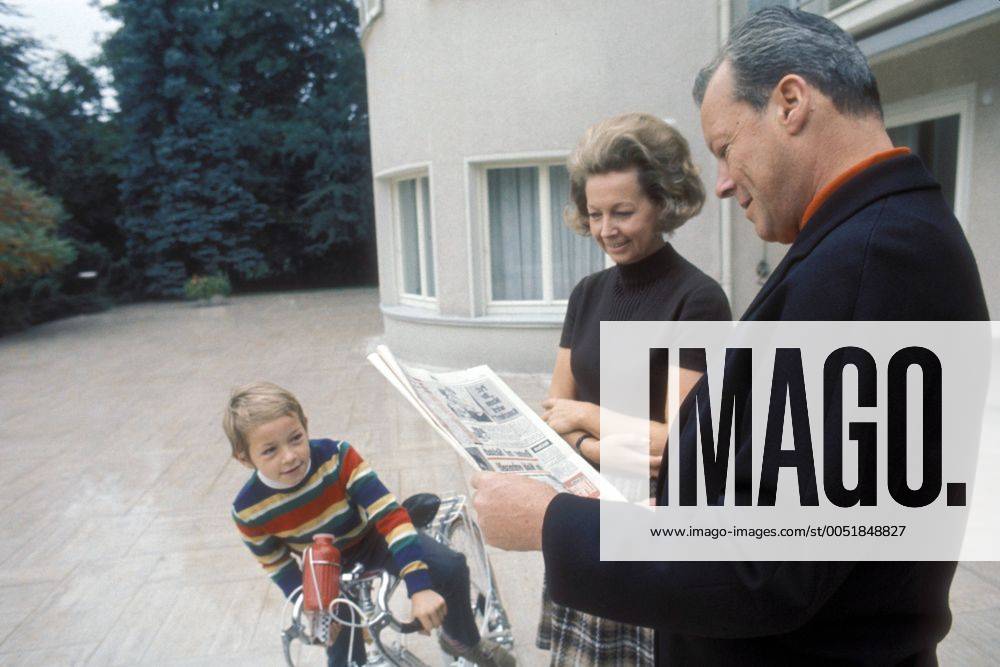 Bundeskanzler Willy Brandt (GER SPD) neben seinem Sohn Matthias Brandt (GER) und seiner Frau Rut Brandt (NOR GER) vor ihrem Haus in Bonn
