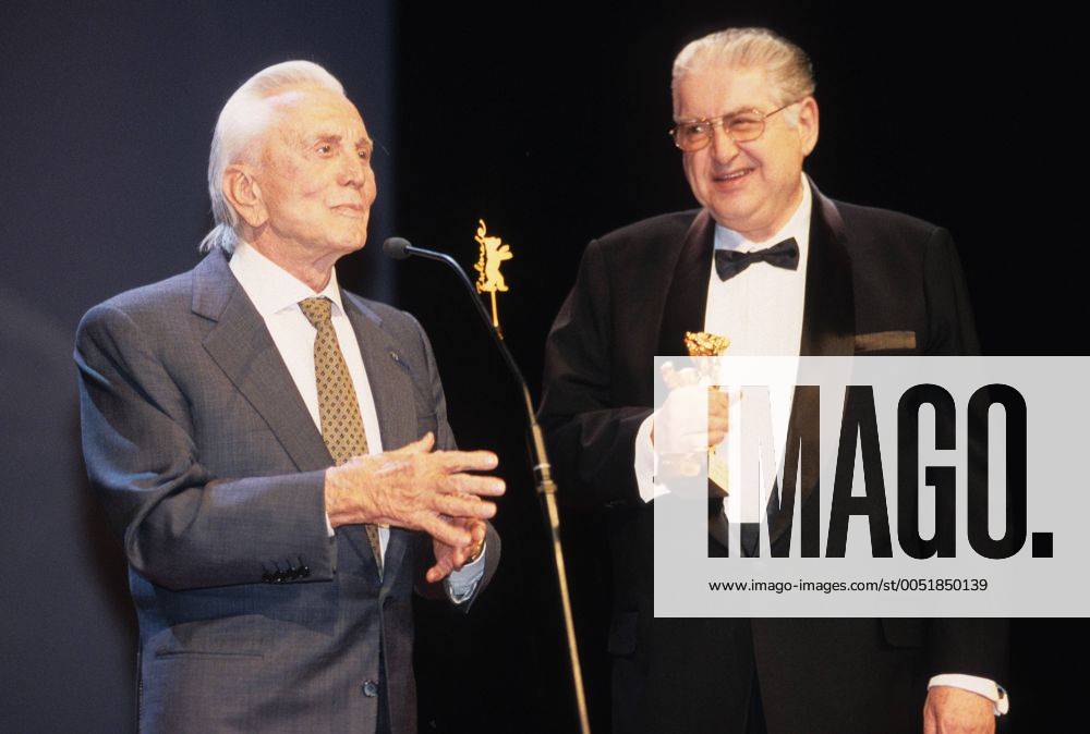Festivalchef Moritz de Hadeln (re., GER) überreicht Schauspieler Kirk Douglas (USA) eine Ehrung für dessen Lebenswerk