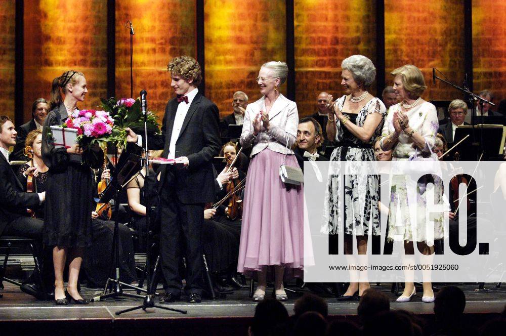 Königin Margrethe II. von Dänemark (Mitte, DEN), Prinzessin Benedikte von Dänemark (2.v.re., DEN) und Anne-Marie Dagmar Ingrid von Dänemark (re., DEN) mit den Preisträgern Christina L. Olsen (li., DEN Balletttänzerin) und Musiker Andreas Brantelid (SWE) während der Verleihung des - Queen Ingrid Price - in Kopenhagen -